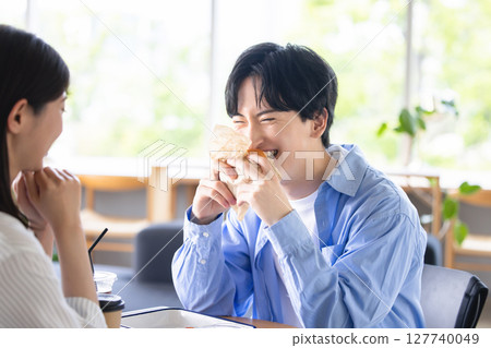 情侶在咖啡館聊天 127740049