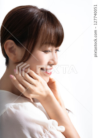 Middle-aged woman who feels the moisture of the skin Middle-aged woman who feels the moisture of the skin 127740051