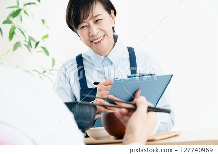 中年女性檢查營養平衡 127740969