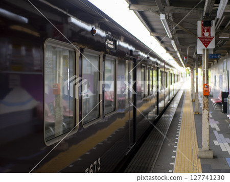 A local train stops at Kinunobebashi Station on the Nose Electric Railway's Myoken Line. 127741230