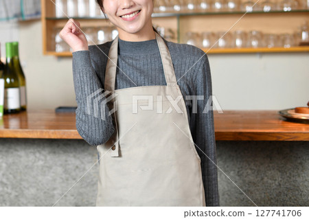 在餐廳工作的年輕亞洲女性 在餐廳工作的年輕亞洲女性 127741706