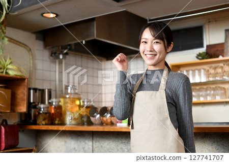 在餐廳工作的年輕亞洲女性 127741707