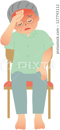 戴眼鏡的老人發燒且身體不適 戴眼鏡的老人發燒且身體不適 127743112