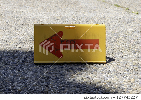 Arrow, arrow board, direction indicator 127743227