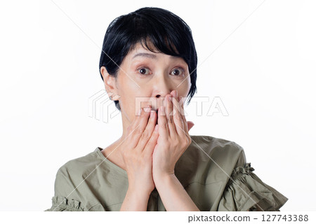 一個中年婦女帶著驚訝的表情 127743388