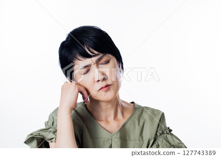 一名中年短髮婦女頭痛 一名中年短髮婦女頭痛 127743389