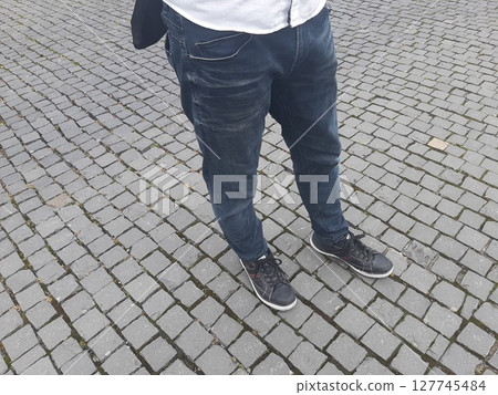 穿牛仔褲的男人的腿 穿牛仔褲的男人的腿 127745484