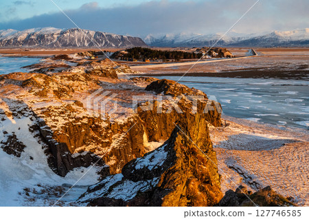 Golden hour along iceland's south coast 127746585