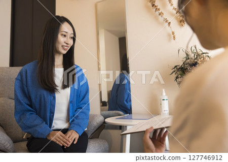 Young woman receiving counseling at an esthetic salon 127746912