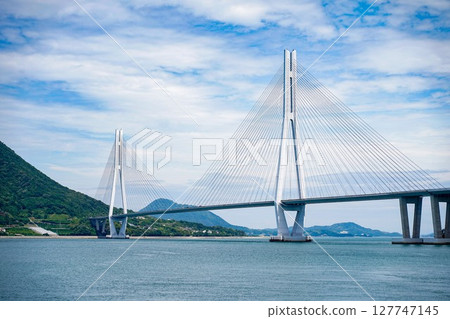眺望瀨戶內海、多多羅大橋和生口島|藍天白雲的絕美景色 眺望瀨戶內海、多多羅大橋和生口島|藍天白雲的絕美景色 127747145