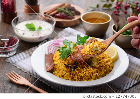 正宗辣味雞肉飯和印度菜套餐 127747303