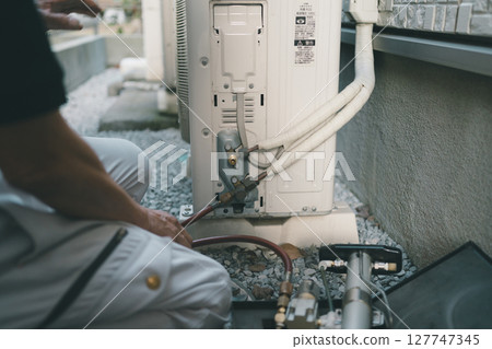 Room air conditioner outdoor unit Manual vacuum pump Air purge Room air conditioner outdoor unit Manual vacuum pump Air purge 127747345