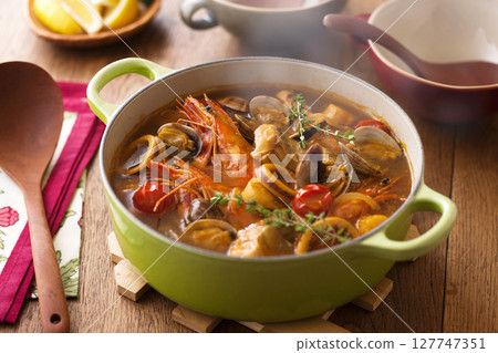 bouillabaisse 127747351