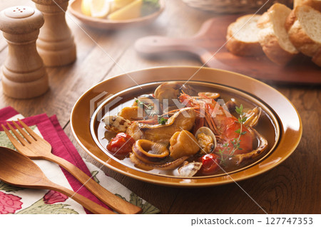 bouillabaisse 127747353
