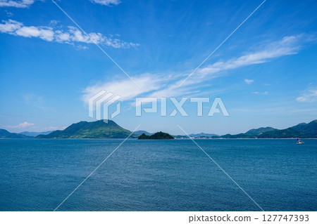從大三島眺望葫蘆島和瀨戶內海的壯麗景色|蔚藍的大海和島嶼的悠閒景色 從大三島眺望葫蘆島和瀨戶內海的壯麗景色|蔚藍的大海和島嶼的悠閒景色 127747393