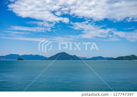 Early summer scenery of the Seto Inland Sea overlooking Takaneshima Island from Omishima Island | A refreshing and spectacular view of the blue sky and sea 127747397