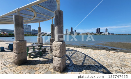 福岡市東區香椎海灘的夏季長椅 127747455