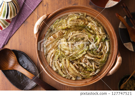 熱的圓白菜和豬肚片斷 熱的圓白菜和豬肚片斷 127747521