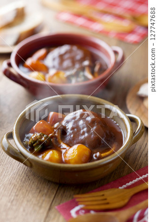 Braised hamburger steak 127747688