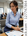 考慮會議資料的女商人 127747864