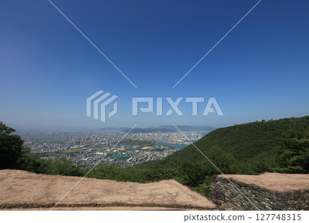 朝鮮式古山城「屋島城」的城門和高松市 127748315