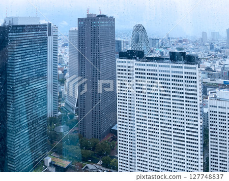 被雨藍色包裹的建築物 127748837