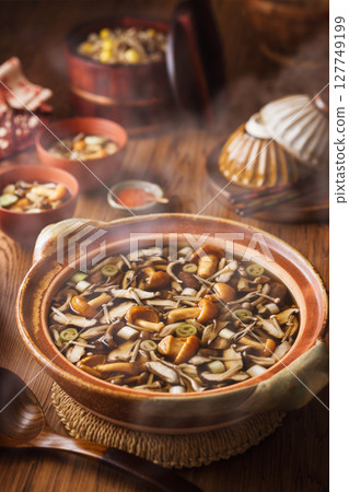 Mushroom pot   127749199