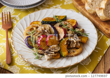 Balsamic Marinated Autumn Vegetables 127749697