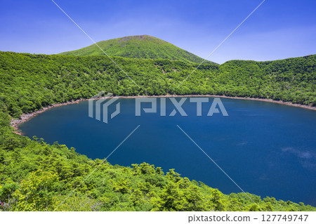 從碧綠的大波池眺望唐國岳 從碧綠的大波池眺望唐國岳 127749747