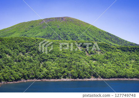 從碧綠的大波池眺望唐國岳 從碧綠的大波池眺望唐國岳 127749748