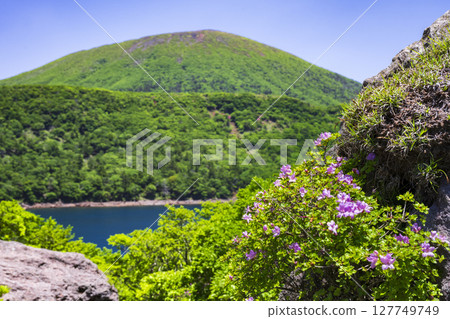 從碧綠的大波池眺望唐國岳 從碧綠的大波池眺望唐國岳 127749749