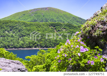從碧綠的大波池眺望唐國岳 從碧綠的大波池眺望唐國岳 127749751