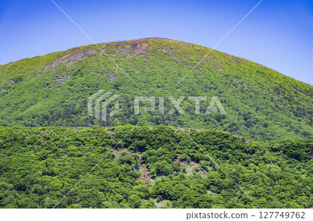 從碧綠的大波池眺望唐國岳 127749762