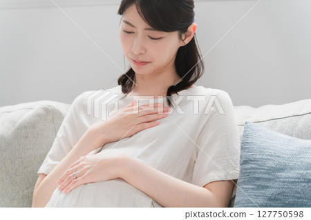 孕婦在沙發上放鬆 — 生活風格形象 127750598