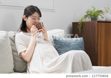 孕婦在沙發上喝飲料生活風格形象 孕婦在沙發上喝飲料生活風格形象 127750608