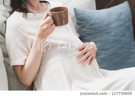 孕婦在沙發上喝飲料生活風格形象 孕婦在沙發上喝飲料生活風格形象 127750609