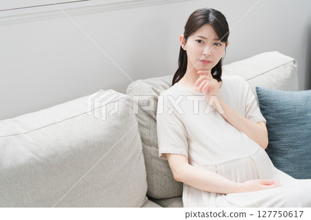 孕婦在沙發上放鬆 — 生活風格形象 孕婦在沙發上放鬆 — 生活風格形象 127750617