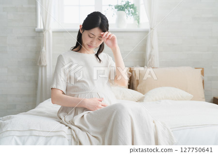 孕婦在床上放鬆的生活方式形象 127750641