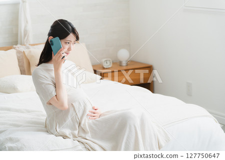 一名孕婦羊水破了,打電話到醫院 一名孕婦羊水破了,打電話到醫院 127750647