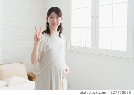 孕婦揉肚子的生活方式形象 孕婦揉肚子的生活方式形象 127750659