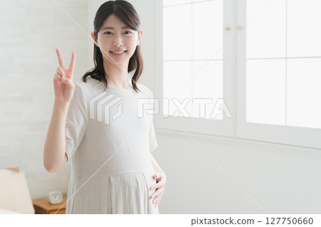 孕婦揉肚子的生活方式形象 孕婦揉肚子的生活方式形象 127750660