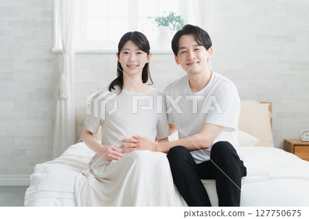 孕婦和丈夫在床上休息生活方式圖像 孕婦和丈夫在床上休息生活方式圖像 127750675
