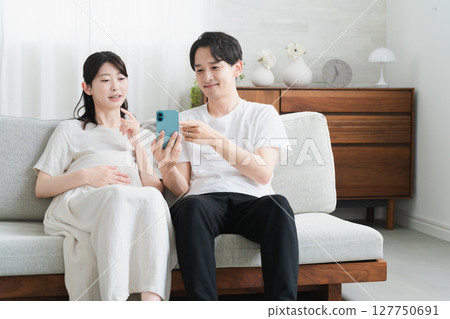 孕婦和丈夫操作智慧型手機生活風格影像 127750691
