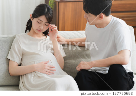 A husband supporting an emotionally unstable pregnant woman Lifestyle image 127750698
