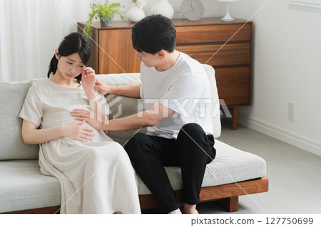 A husband supporting an emotionally unstable pregnant woman Lifestyle image 127750699