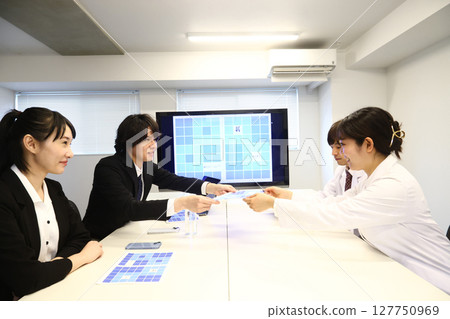 一位商人與一名醫護人員會面 一位商人與一名醫護人員會面 127750969