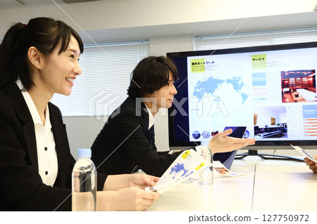 Business people meeting 127750972