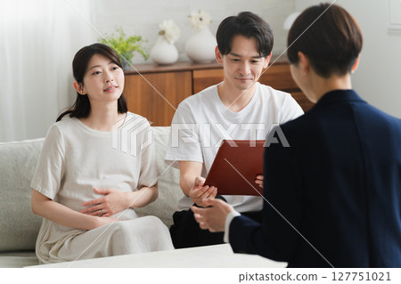 A couple listening to an explanation of insurance Lifestyle image 127751021