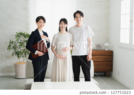 A couple listening to an explanation of insurance Lifestyle image 127751023