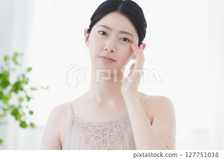 Beauty image of a young woman doing skin care 127751038